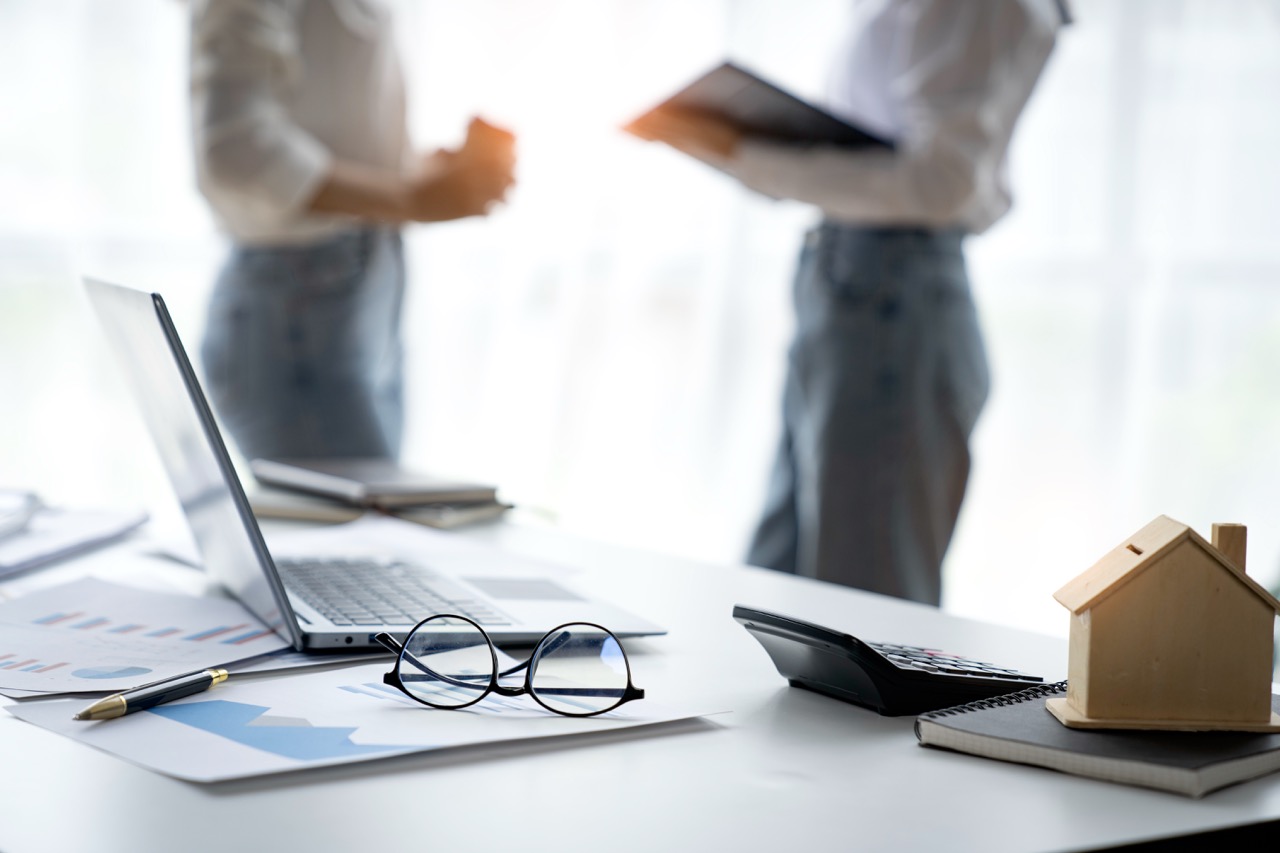 business-people-meeting-in-the-office-calculate-th-2025-02-18-06-03-22-utc - Grande